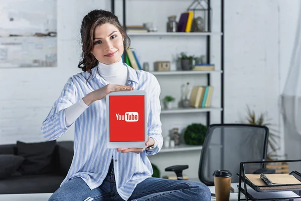 Привлекательная Женщина Держит Цифровой Планшет Приложением Youtube Экране Современном Офисе — стоковое фото