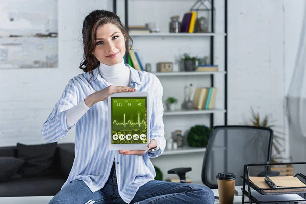 Mujer Alegre Sosteniendo Tableta Digital Con Gráficos Gráficos Pantalla Oficina —  Fotos de Stock