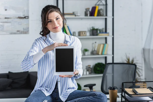 Glad Kvinna Med Digital Tablett Med Blank Skärm Moderna Kontor — Stockfoto