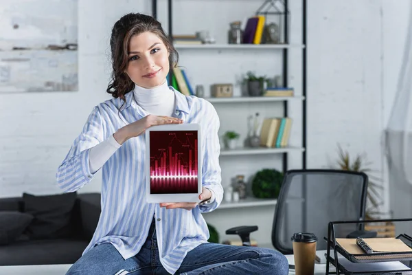 Mujer Alegre Sosteniendo Tableta Digital Con Gráficos Pantalla Oficina Moderna — Foto de Stock