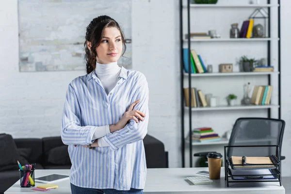 Bella Donna Piedi Con Braccia Incrociate Ufficio Moderno — Foto Stock