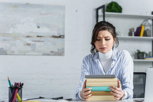 Mujer Molesta Mirando Libros Oficina Moderna — Foto de Stock