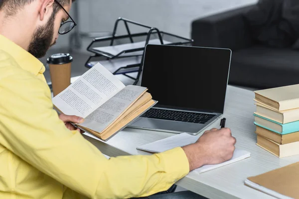 Care Studiază Carte Lângă Laptop Ecran Gol Biroul Modern — Fotografie, imagine de stoc