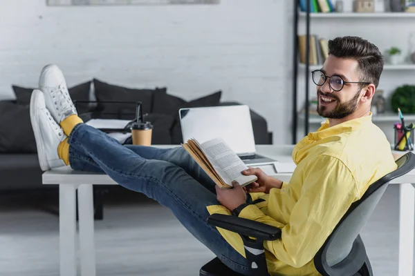 Foco Seletivo Homem Alegre Que Estuda Com Pernas Mesa Escritório — Fotografia de Stock