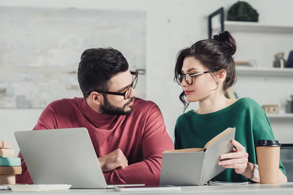 Schöner Mann Mit Brille Blickt Weibliche Mitarbeiterin Mit Buch — Stockfoto