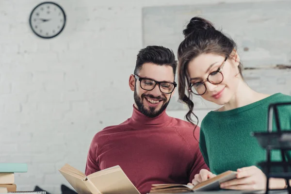 Bell Uomo Occhiali Guardando Attraente Collega Che Studia Con Libro — Foto Stock