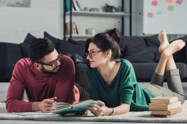çift gözlük kitaplar ile halı üzerinde yalan 