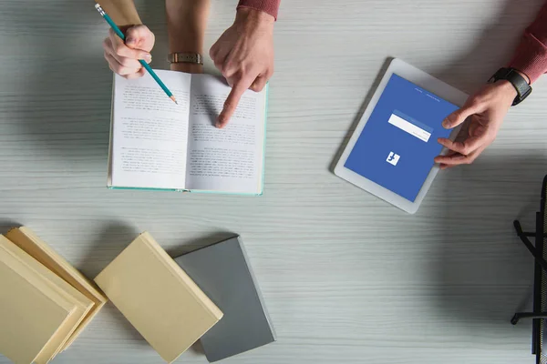 Bovenaanzicht Van Mens Wijst Met Vinger Naar Boek Buurt Van — Stockfoto