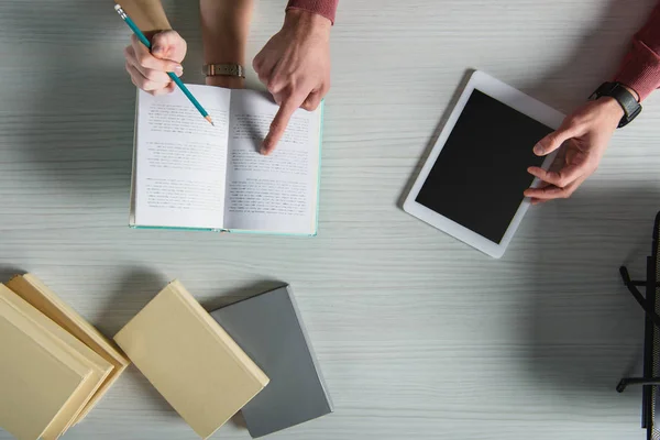 Vista Superior Del Hombre Apuntando Con Dedo Libro Cerca Tableta — Foto de Stock