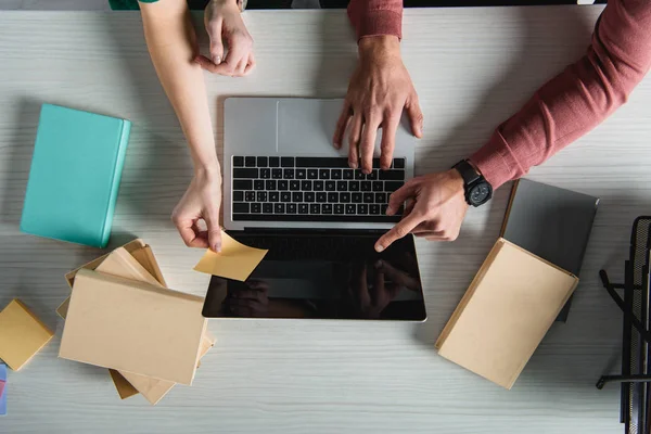 Top View Man Pointing Finger Laptop Blank Screen Woman Putting — Stock Photo, Image