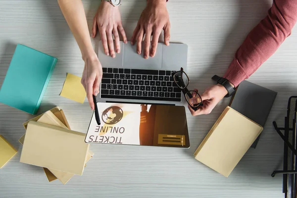 Laptop Ekranında Gözlük Tutan Adam Yakınındaki Bilet Online Web Sitesi — Stok fotoğraf