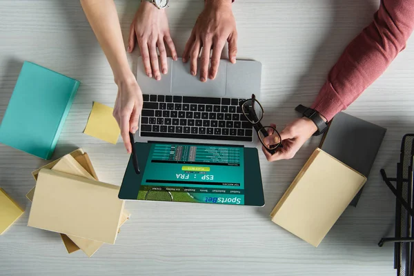 Pemandangan Perempuan Menunjuk Laptop Dengan Situs Web Olahraga Layar Dekat — Stok Foto