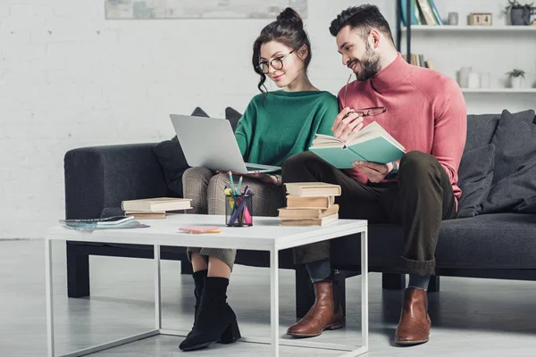 Vrolijke Man Die Laptop Buurt Van Vrouw Glazen — Stockfoto