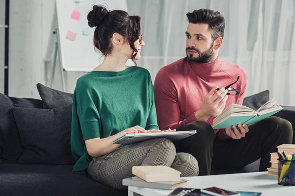 Hombre Barbudo Guapo Mirando Mujer Con Portátil — Foto de Stock