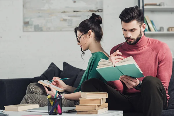 Schöner Mann Studiert Mit Buch Nahe Freundin Hause — Stockfoto