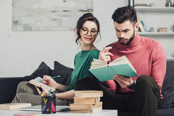 Mujer Alegre Gafas Mirando Novio Estudiando Con Libro —  Fotos de Stock