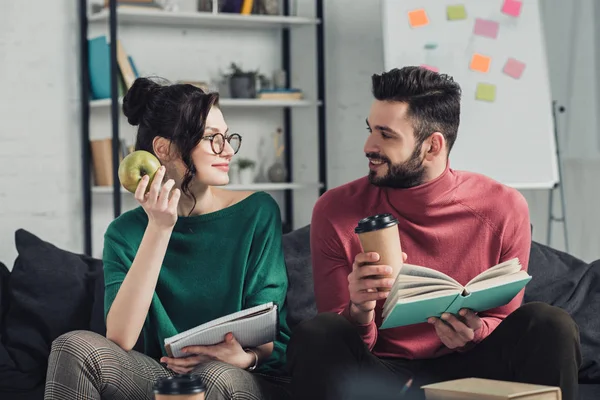 Mujer Feliz Gafas Mirando Hombre Barbudo Mientras Sostiene Manzana Mano — Foto de Stock