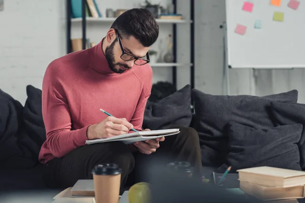 Knappe Man Glazen Schrijven Laptop Terwijl Het Bestuderen Van Thuis — Stockfoto