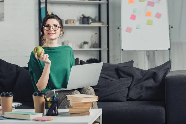 Attraktiv Kvinna Håller Apple Och Sitter Soffan Med Laptop — Stockfoto