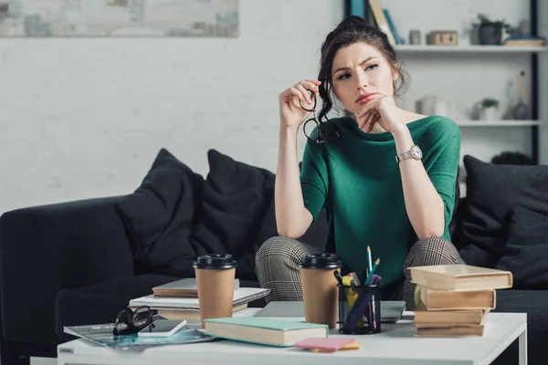 Femme Fatiguée Assise Sur Canapé Près Table Basse — Photo