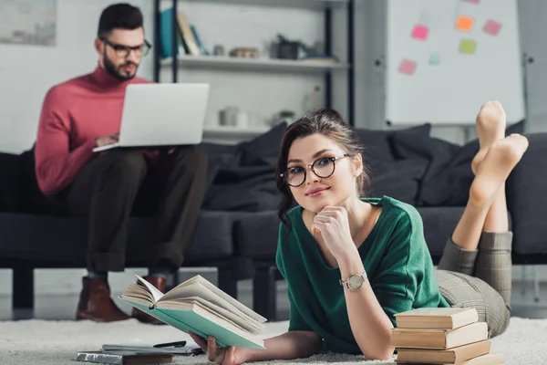 Selectieve Aandacht Van Vrolijke Vrouw Liggend Tapijt Boek Met Knappe — Stockfoto