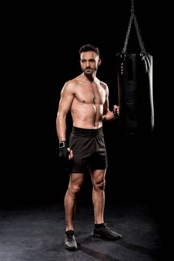 yakışıklı boxer boxer çanta siyah arka plan üzerine yakın duran