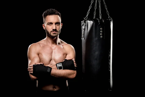 Boxer Muscolare Piedi Con Braccia Incrociate Vicino Sacco Boxe Isolato — Foto Stock