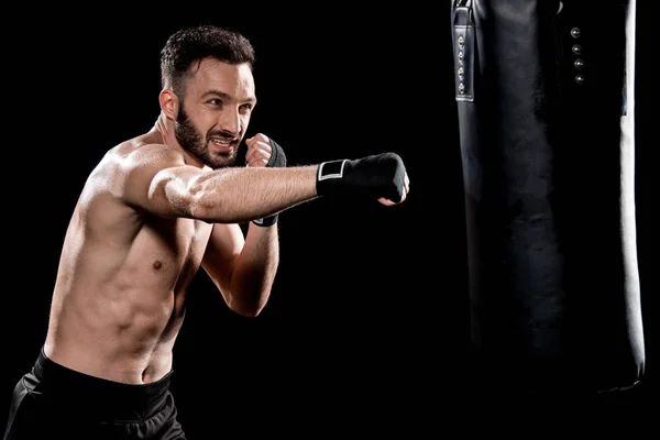 Hombre Barbudo Guapo Haciendo Ejercicio Con Saco Boxeo Aislado Negro — Foto de Stock