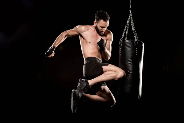 Boxer Corto Esecuzione Calcio Volante Vicino Sacco Boxe Isolato Nero — Foto Stock