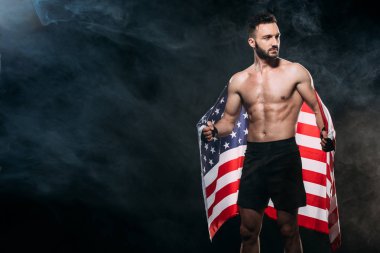 shortless yakışıklı siyah duman ile Amerikan bayrağı tutarak