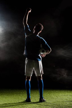 siluet siyah duman ile elini başının üstünde tutarak futbolcu  