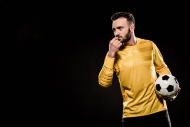 sakallı yakışıklı siyah izole topu tutarken düdük üfleme