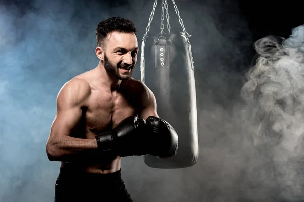 Boxer Irritado Boxe Pose Perto Saco Perfuração Preto Com Fumaça — Fotografia de Stock