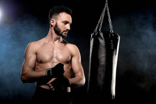 Beau Boxeur Athlétique Debout Près Sac Boxe Sur Noir Avec — Photo