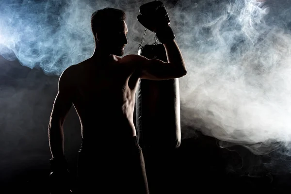 Silhouette Eines Muskulösen Sportlers Boxhandschuhen Auf Schwarz Mit Rauch — Stockfoto