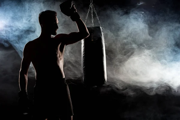Σιλουέτα Του Μυϊκή Αθλητή Γάντια Του Μποξ Μαύρο Καπνό — Φωτογραφία Αρχείου