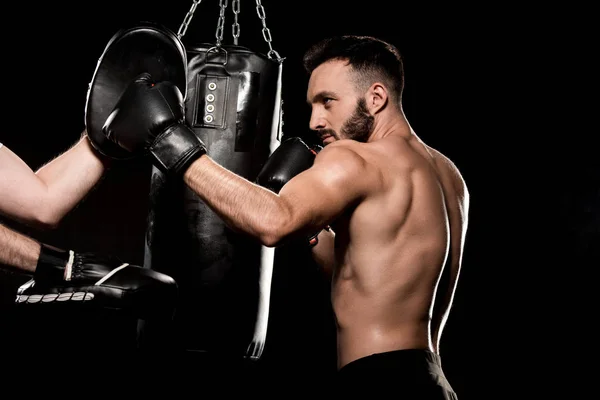 Desportista Bonito Lutando Com Homem Luvas Perfuração Isolado Preto — Fotografia de Stock