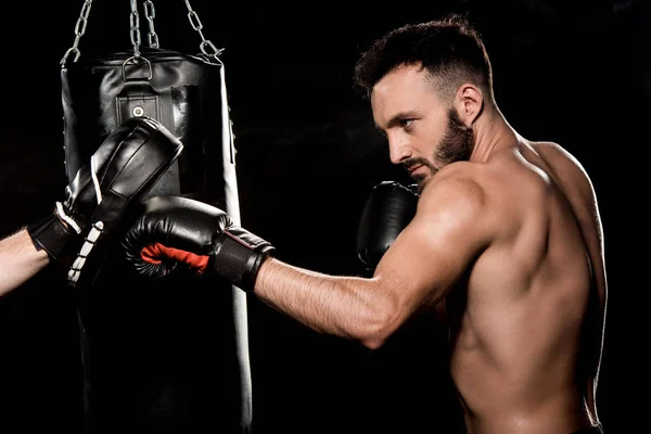 Boxeador Atlético Luchando Con Hombre Guantes Perforación Aislados Negro — Foto de Stock
