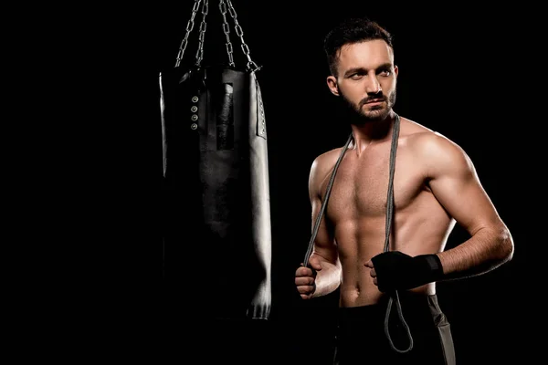 Guapo Boxeador Pie Con Cuerda Salto Cerca Saco Boxeo Aislado — Foto de Stock