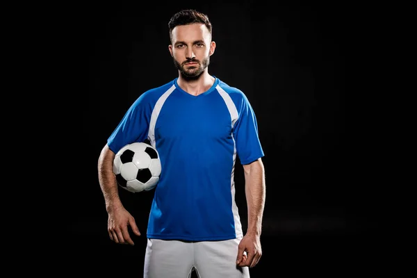 Бородатый Футболист Стоящий Мячом Изолированным Черном — стоковое фото