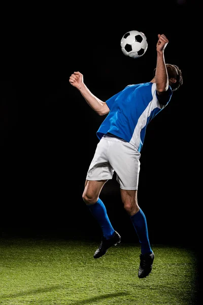 Jugador Fútbol Barbudo Uniforme Saltando Con Pelota Aislada Negro — Foto de Stock