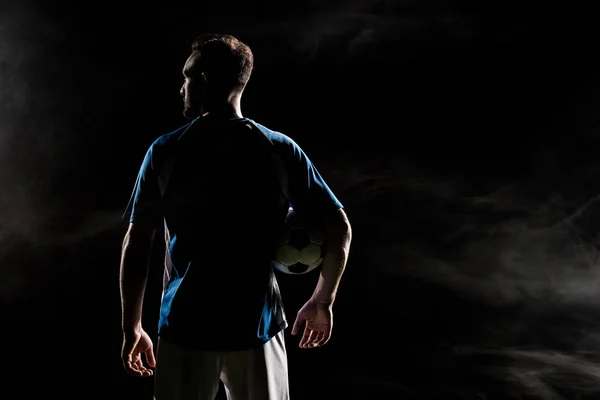 Silhouette Eines Fußballers Der Mit Ball Auf Schwarz Mit Rauch — Stockfoto