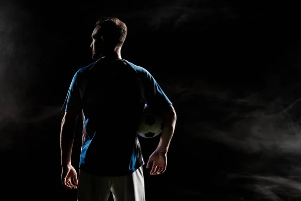 Silueta Del Jugador Fútbol Pie Con Bola Negro Con Humo — Foto de Stock