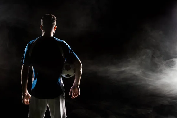 Silhouette Eines Mannes Uniform Mit Ball Auf Schwarz Mit Rauch — Stockfoto