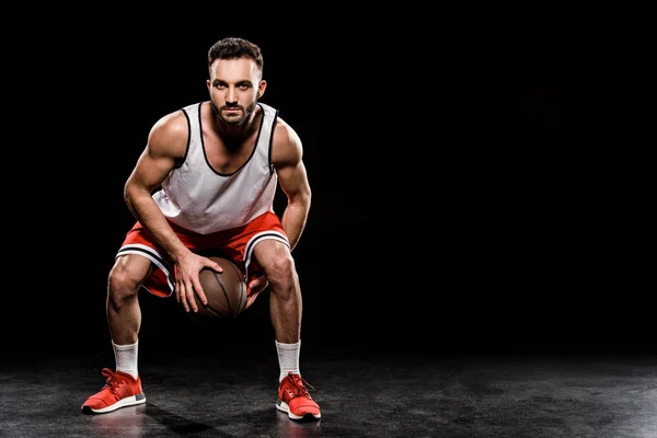 Ernstige Basketbalspeler Spelen Met Bal Zwarte Achtergrond — Stockfoto