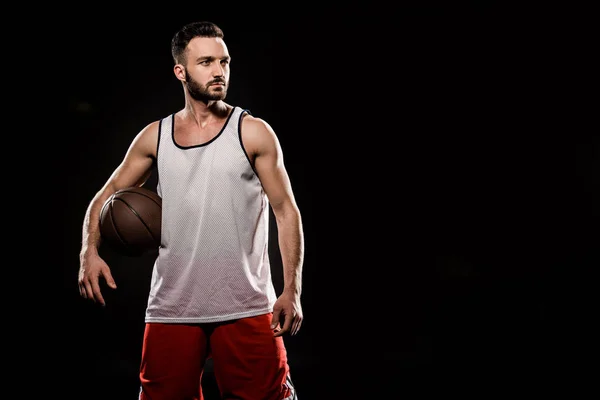 Vertrouwen Basketbalspeler Met Bal Geïsoleerd Zwart — Stockfoto