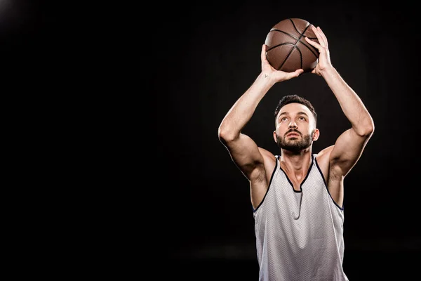 Jugador Baloncesto Muscular Lanzando Pelota Aislado Negro —  Fotos de Stock