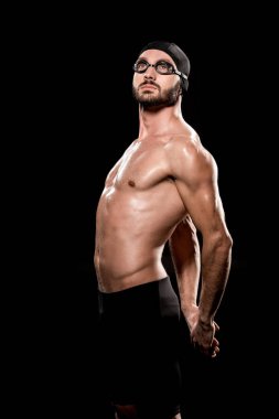 yakışıklı yüzücü ayakta yüzme şapkalı ve siyahta izole poz 