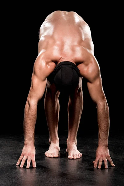 Muskulöser Mann Startposition Auf Schwarzem Hintergrund — Stockfoto