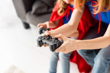 Kısmi görünümü evde video oyun oynayan çocuk ve kadın